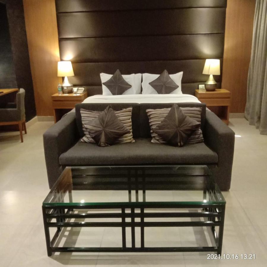 Udman Hotel Panchshila Park Új-Delhi Kültér fotó