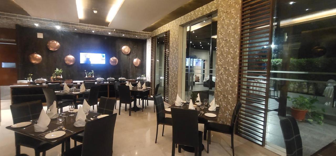 Udman Hotel Panchshila Park Új-Delhi Kültér fotó