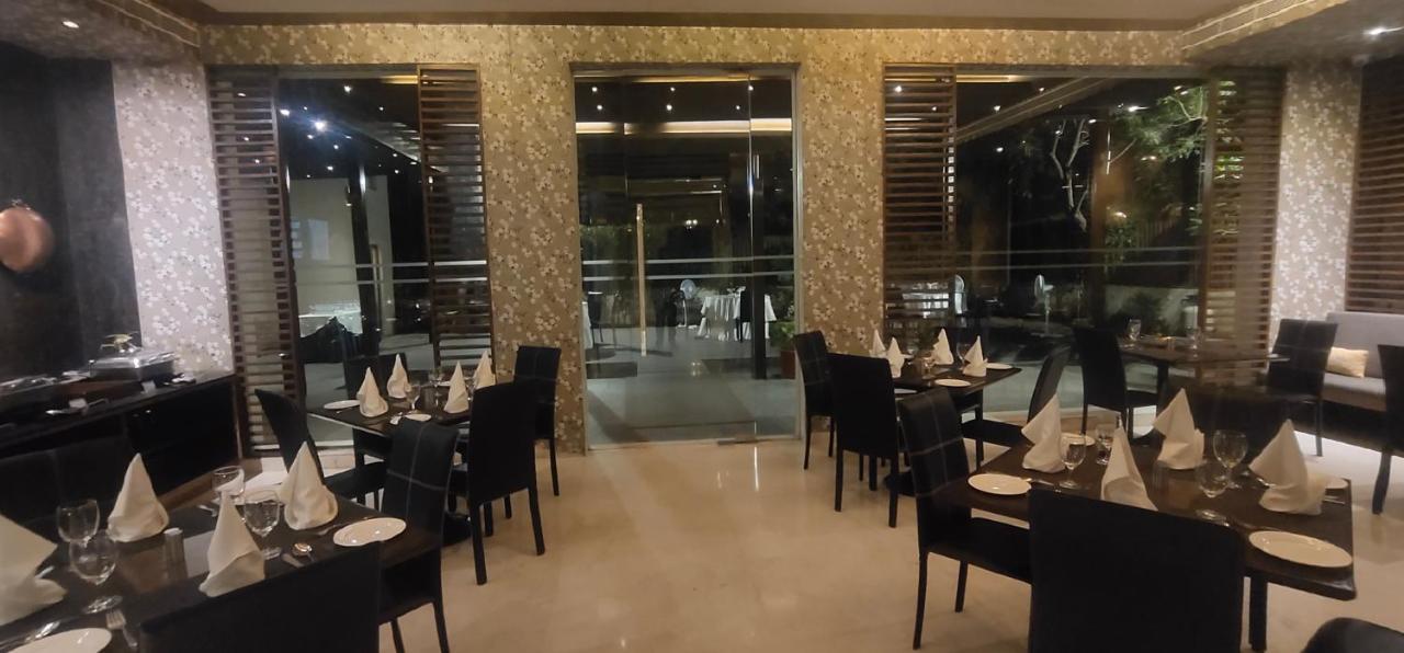 Udman Hotel Panchshila Park Új-Delhi Kültér fotó
