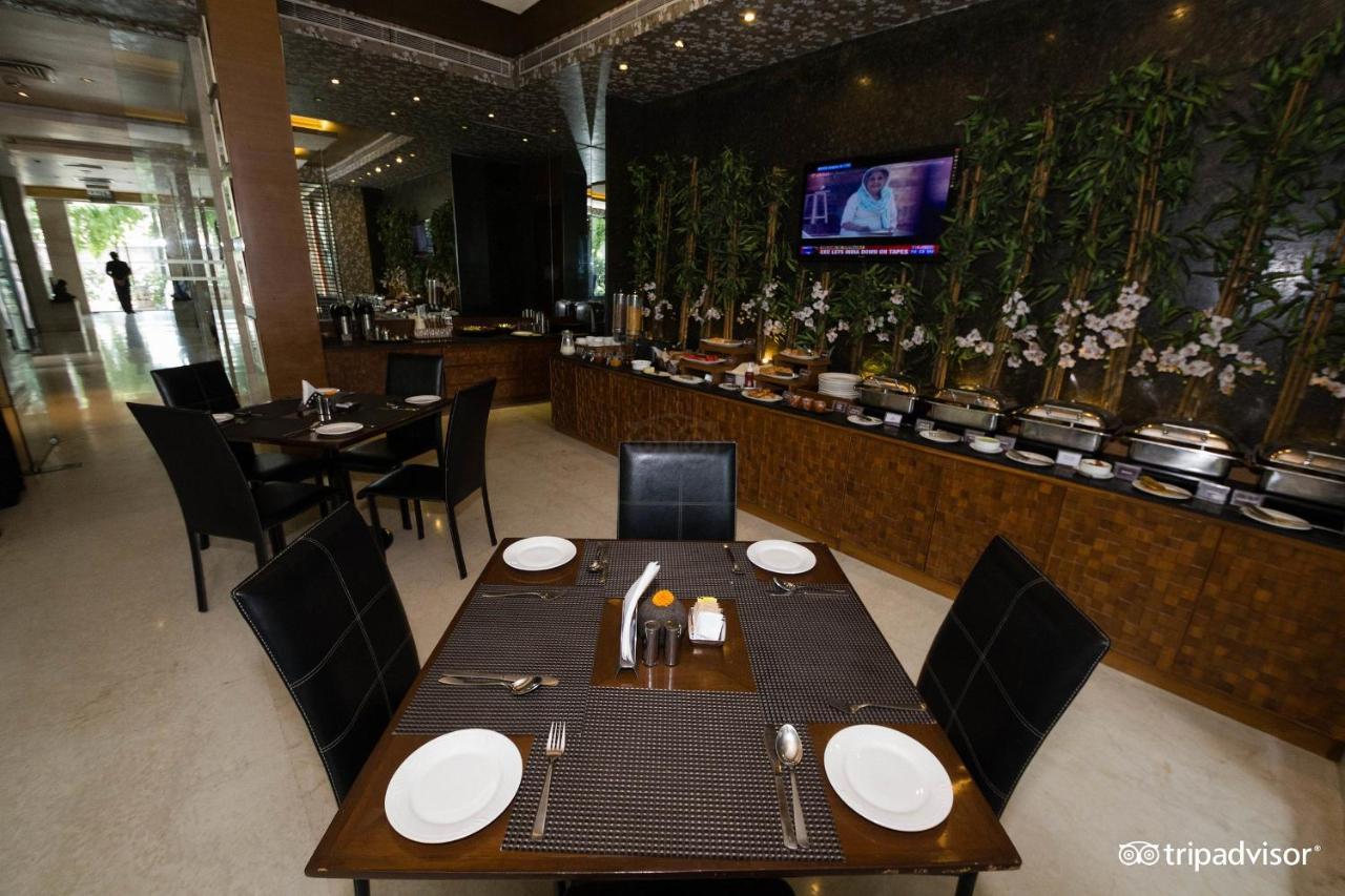 Udman Hotel Panchshila Park Új-Delhi Kültér fotó