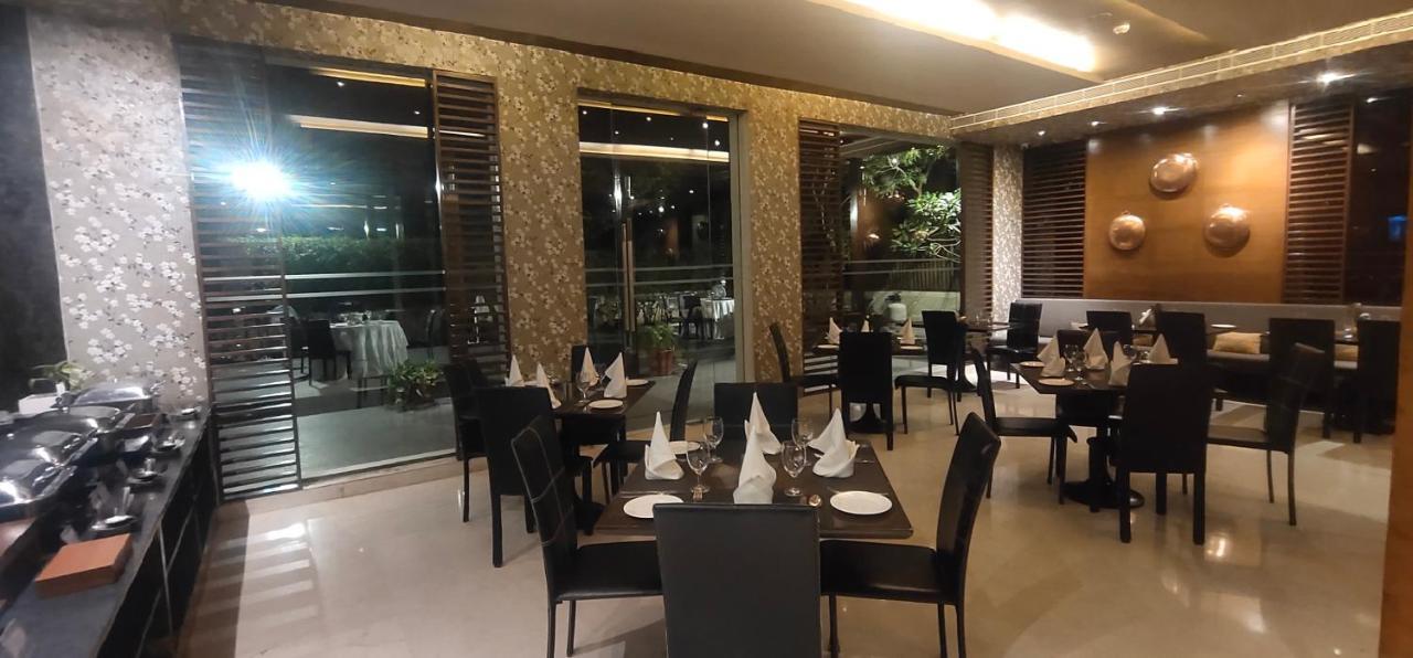 Udman Hotel Panchshila Park Új-Delhi Kültér fotó
