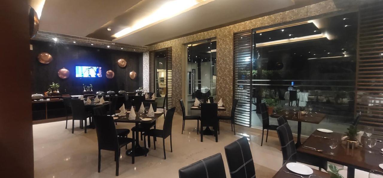 Udman Hotel Panchshila Park Új-Delhi Kültér fotó
