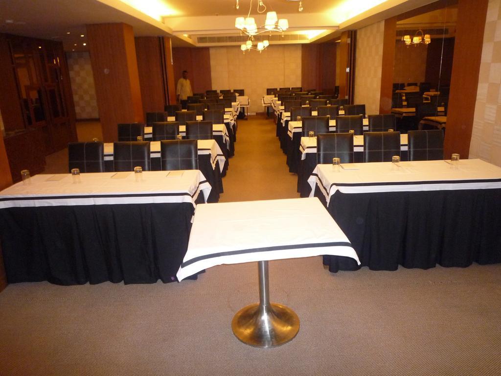 Udman Hotel Panchshila Park Új-Delhi Kültér fotó