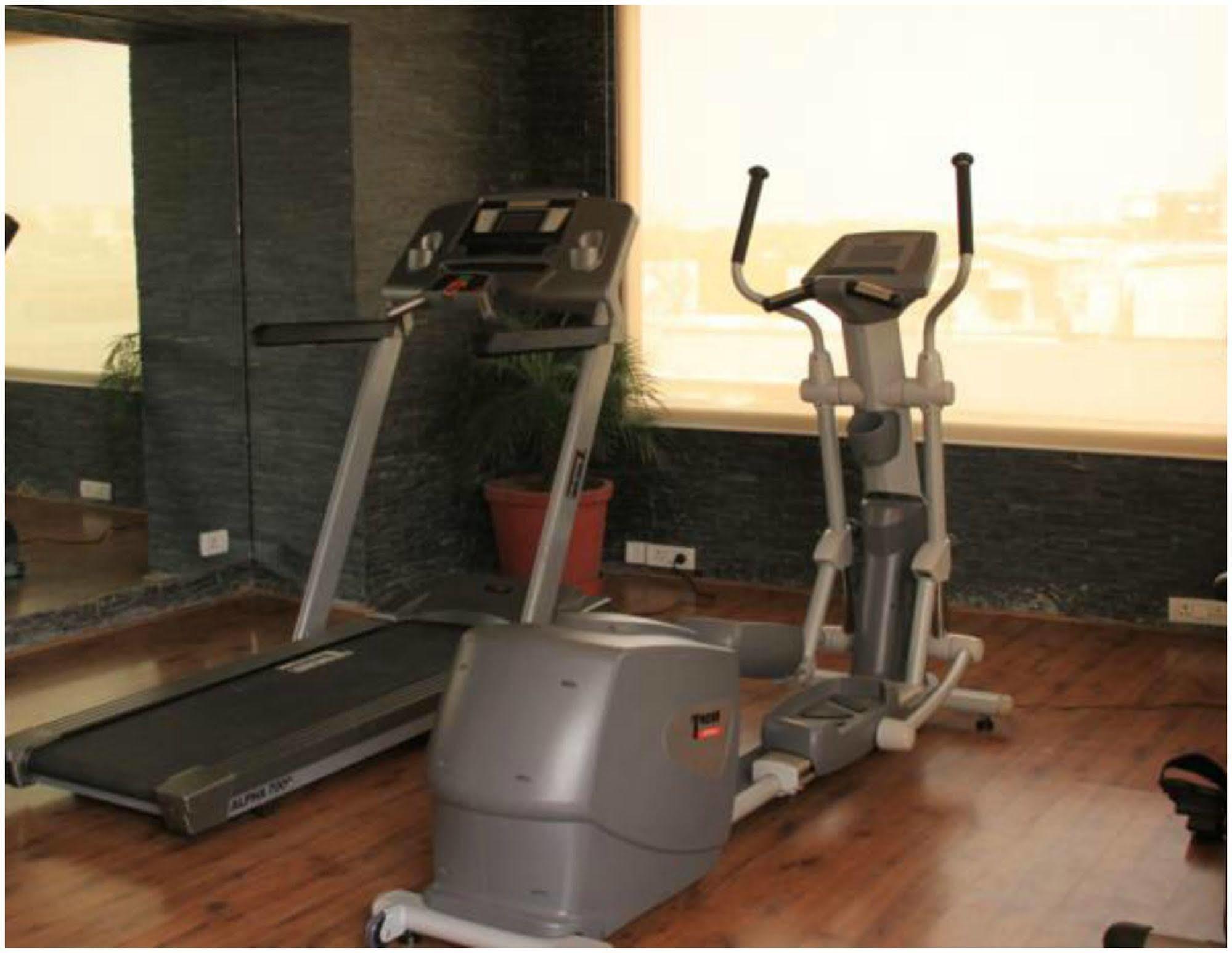 Udman Hotel Panchshila Park Új-Delhi Kültér fotó