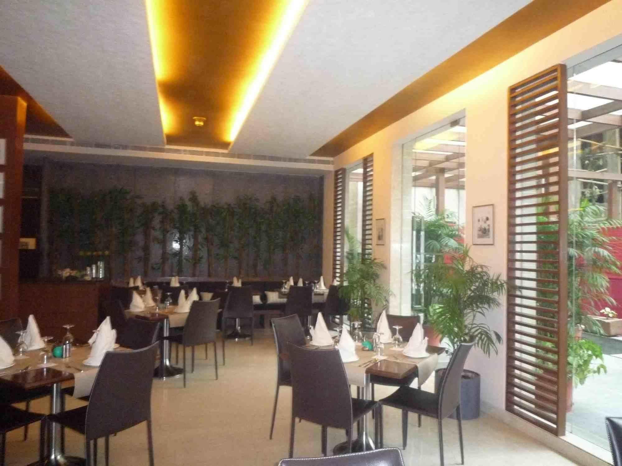 Udman Hotel Panchshila Park Új-Delhi Kültér fotó