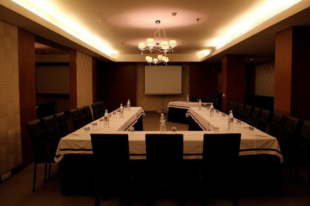 Udman Hotel Panchshila Park Új-Delhi Kültér fotó